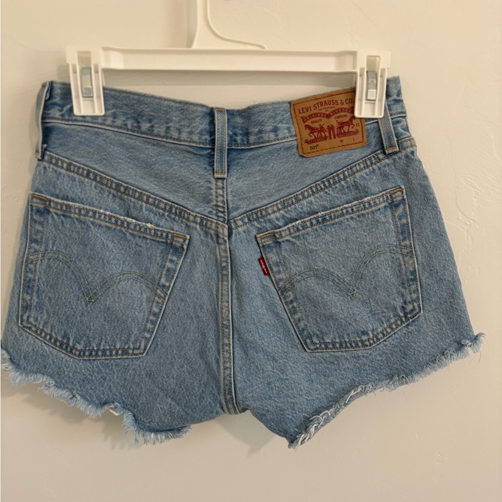 Levi’s Women's Shorts - Picture 2 of 3
